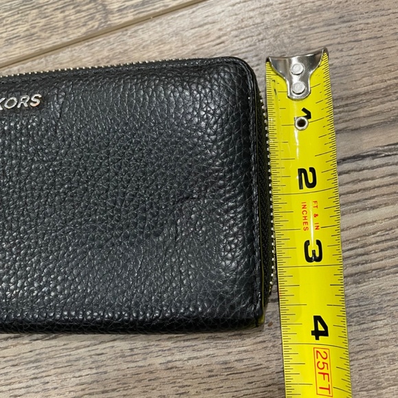 Michael Kors Women's Jet Set Travel Large Three Quarter Zip Wallet - Picture 10 of 11